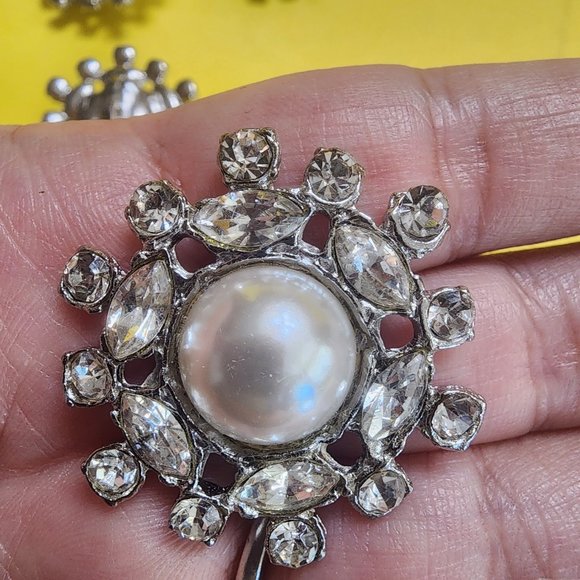 5 matching Vintage clear Rhinestone and Faux Pearl Buttons w shank silver tone - Picture 4 of 10